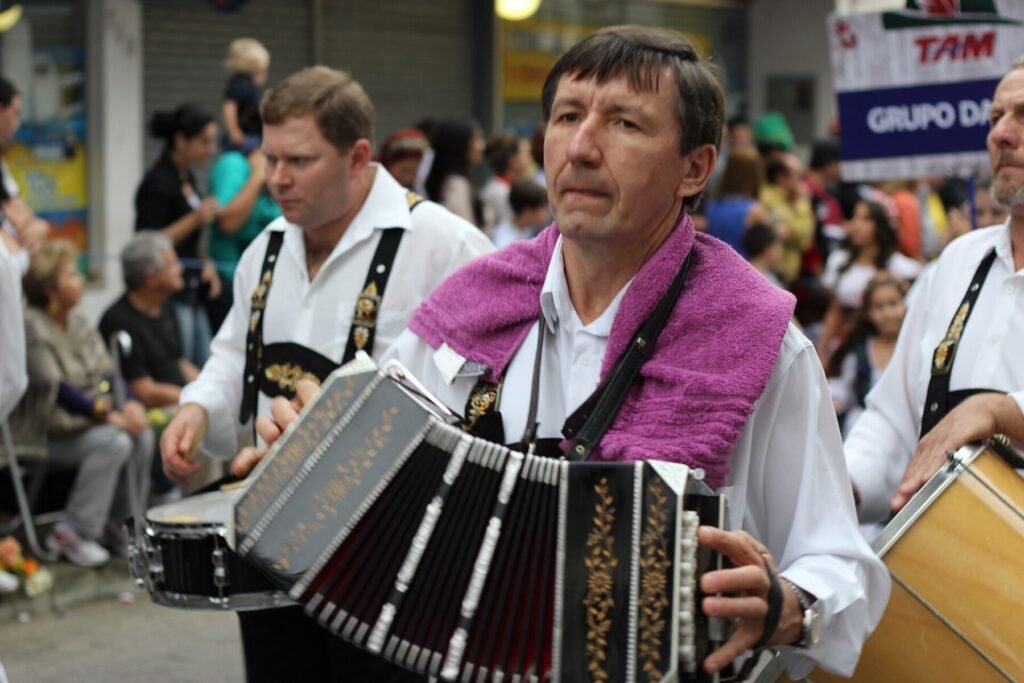 Músico com bandoneón em desfile da Oktoberfest de Blumenau