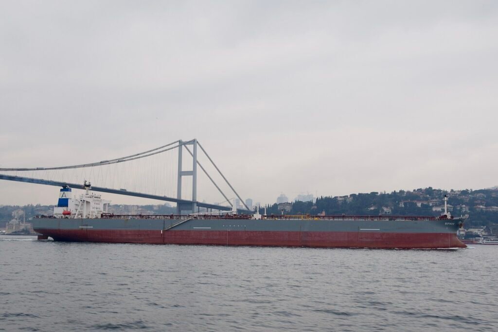Navio petroleiro navegando sob ponte no Bósforo