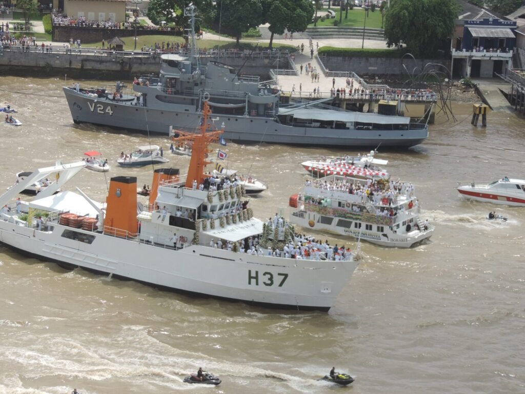 Navios e barcos na Romaria Fluvial do Círio de Nazaré em Belém