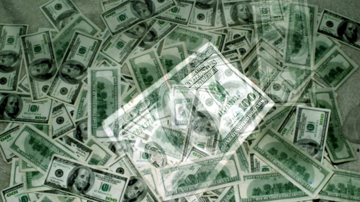 Dólar sobe no exterior e índice chega a 102,58, maior nível desde abril de 2025