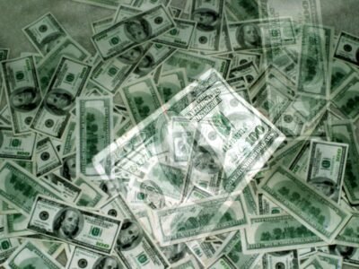 Dólar sobe no exterior e índice chega a 102,58, maior nível desde abril de 2025