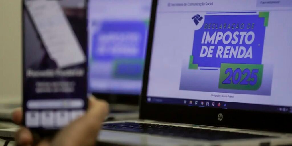 Notebook com a tela inicial do programa do Imposto de Renda 2025