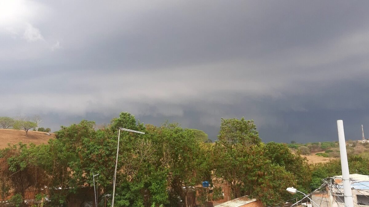 Frente fria traz risco de vendavais acima de 80 km/h em SC neste fim de semana
