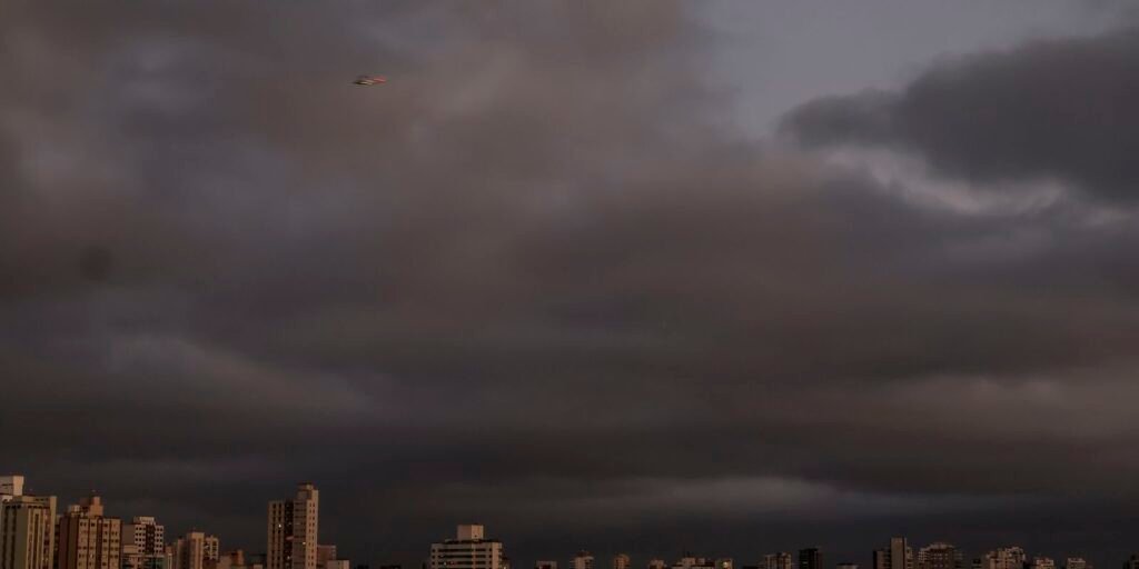 Nuvens carregadas no fim da tarde na cidade de São Paulo