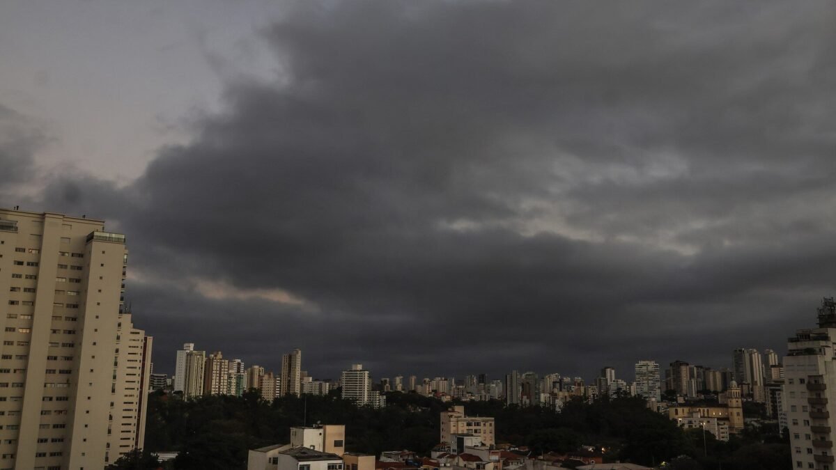 Curitiba terá quinta (29) nublada e sem chuva, apesar de alerta do Inmet para 188 cidades