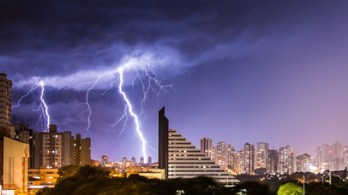 Ciclone traz risco de temporais, granizo e tornados ao Paraná nesta sexta-feira (9)