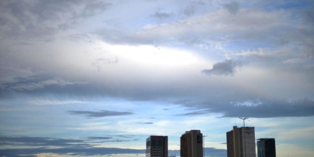 Nuvens sobre prédios da área central de Brasília