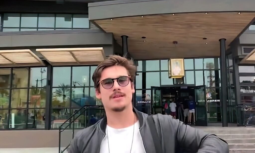 O ator Nicolas Prattes em foto de 2019
