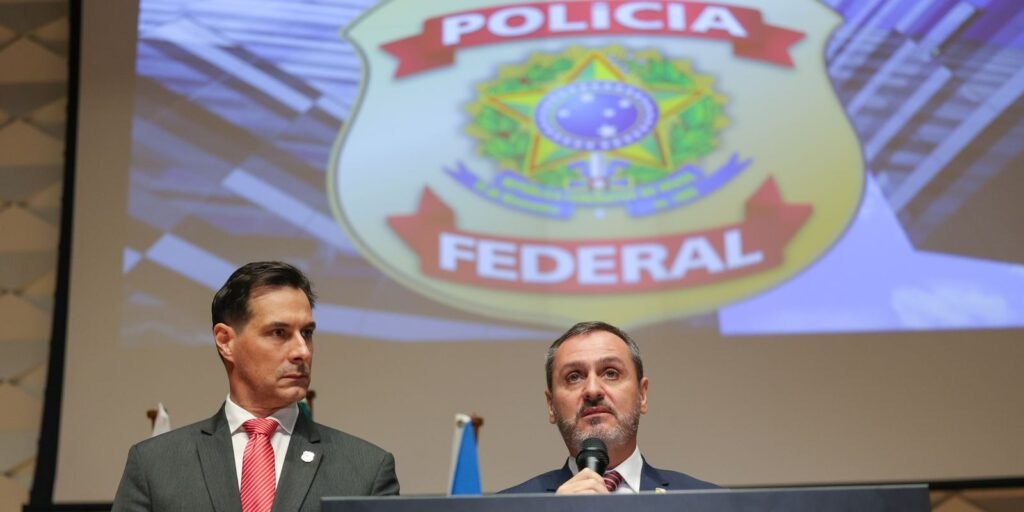O diretor-geral da PF, Andrei Rodrigues, em coletiva em Brasília, em 2025, ao lado do delegado Fabio Mertens, da Interpol