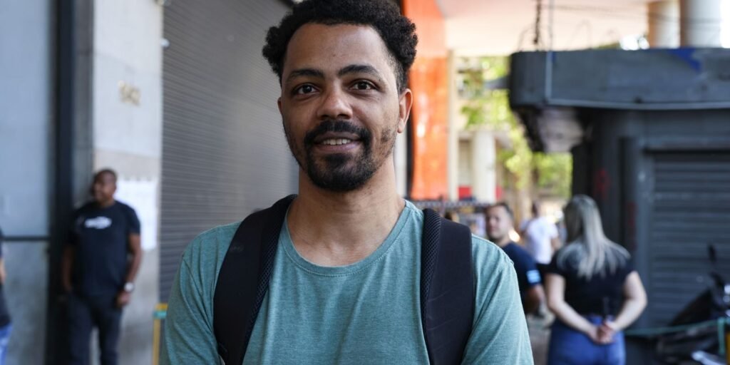 Candidato em frente a local de prova do Concurso Nacional Unificado (CNU), no centro do Rio de Janeiro