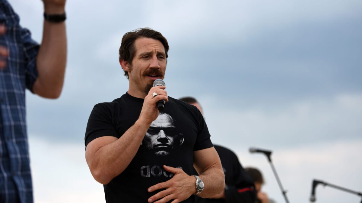 Ex-UFC Tim Kennedy é baleado três vezes em emboscada no Congo
