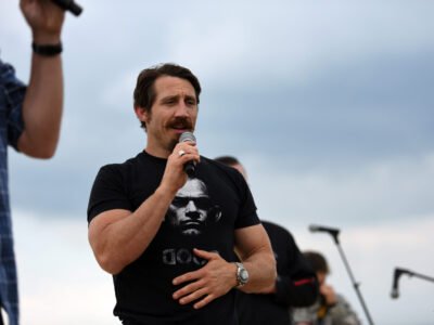 Ex-UFC Tim Kennedy é baleado três vezes em emboscada no Congo