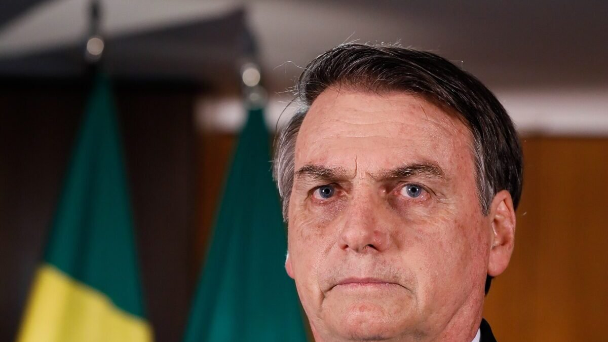 Tornozeleira de Bolsonaro é trocada por equipe do CIME em prisão domiciliar