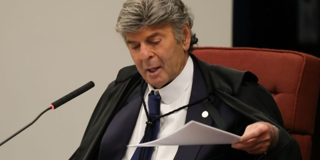 O ministro Luiz Fux chega para proferir seu voto na Primeira Turma do STF, no quarto dia de julgamento do Núcleo 1 da trama golpista