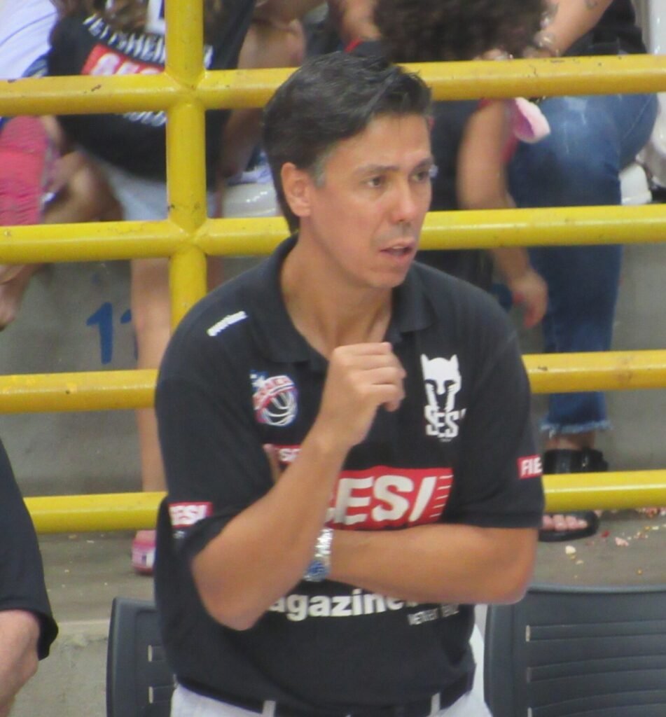 O técnico Helinho Garcia à beira da quadra