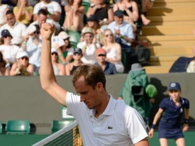 Medvedev vence Paul em três sets e pega Jodar na semifinal de Xangai