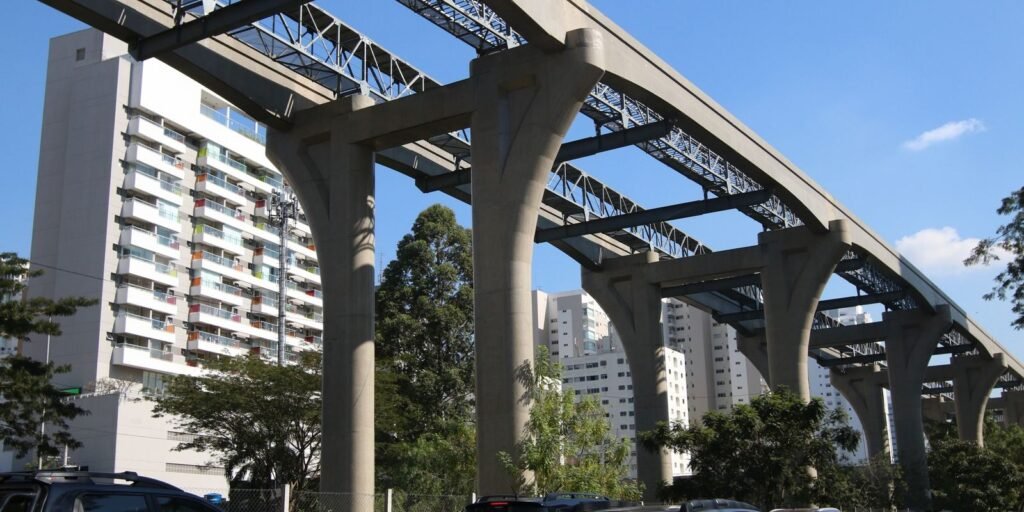 Obra da Linha 17-Ouro do monotrilho na Avenida Jornalista Roberto Marinho, em São Paulo