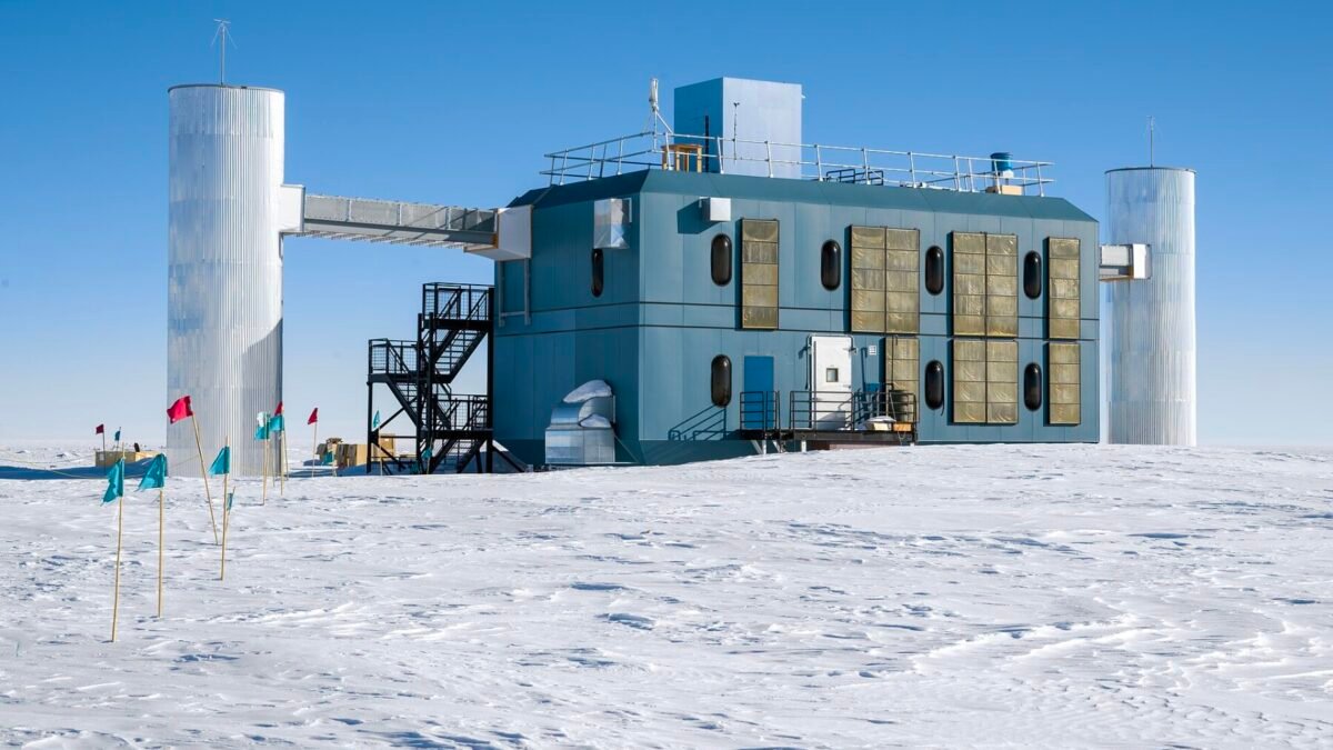 Francis Halzen ganha Nobel de Física 2026 por detectar neutrinos no gelo