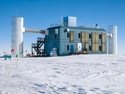 Francis Halzen ganha Nobel de Física 2026 por detectar neutrinos no gelo