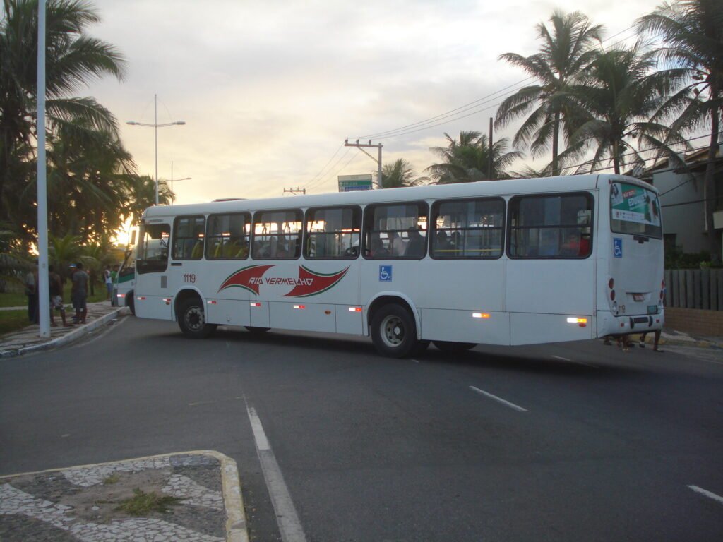 Ônibus atravessado da empresa Rio Vermelho, em Salvador