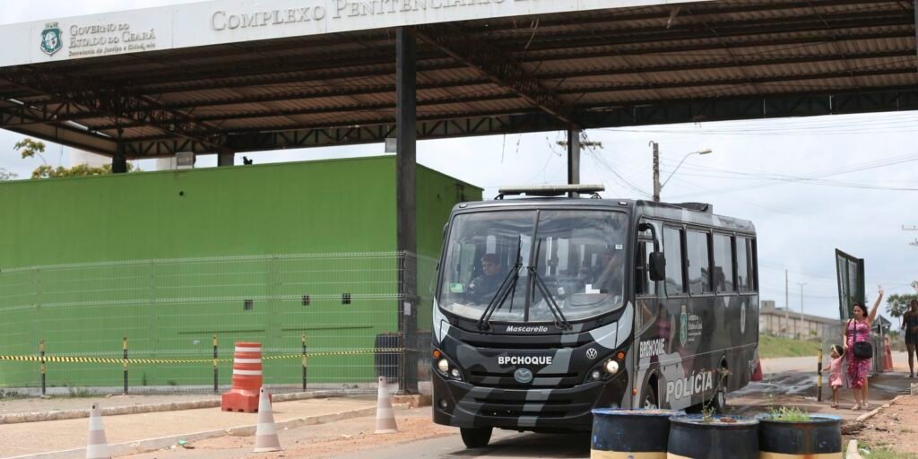 Ônibus de transporte de presos na entrada de um complexo penitenciário