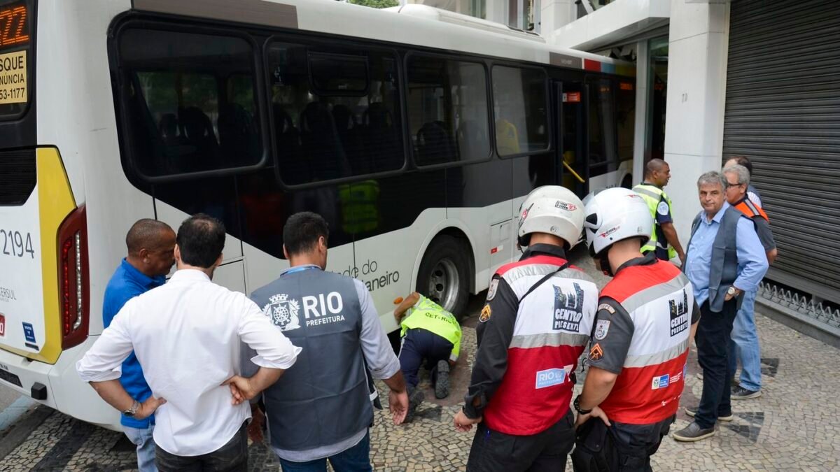 Motorista de ônibus morre ao volante e acidente com mais de 20 veículos interdita a Dutra