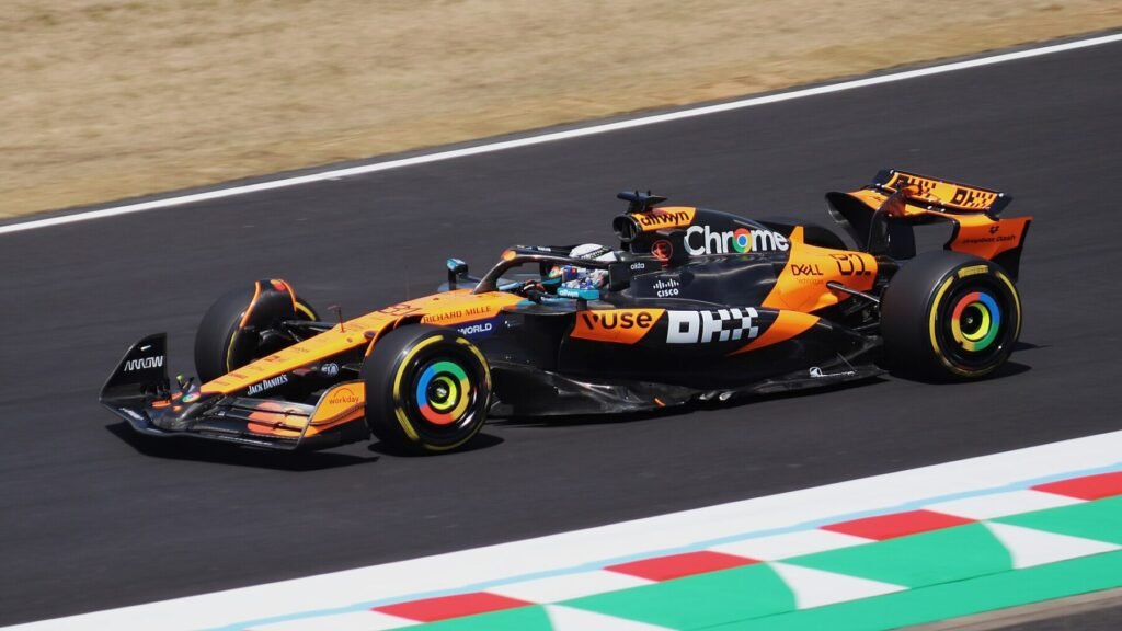 Oscar Piastri, da McLaren, durante o primeiro treino livre do GP do Japão de 2025