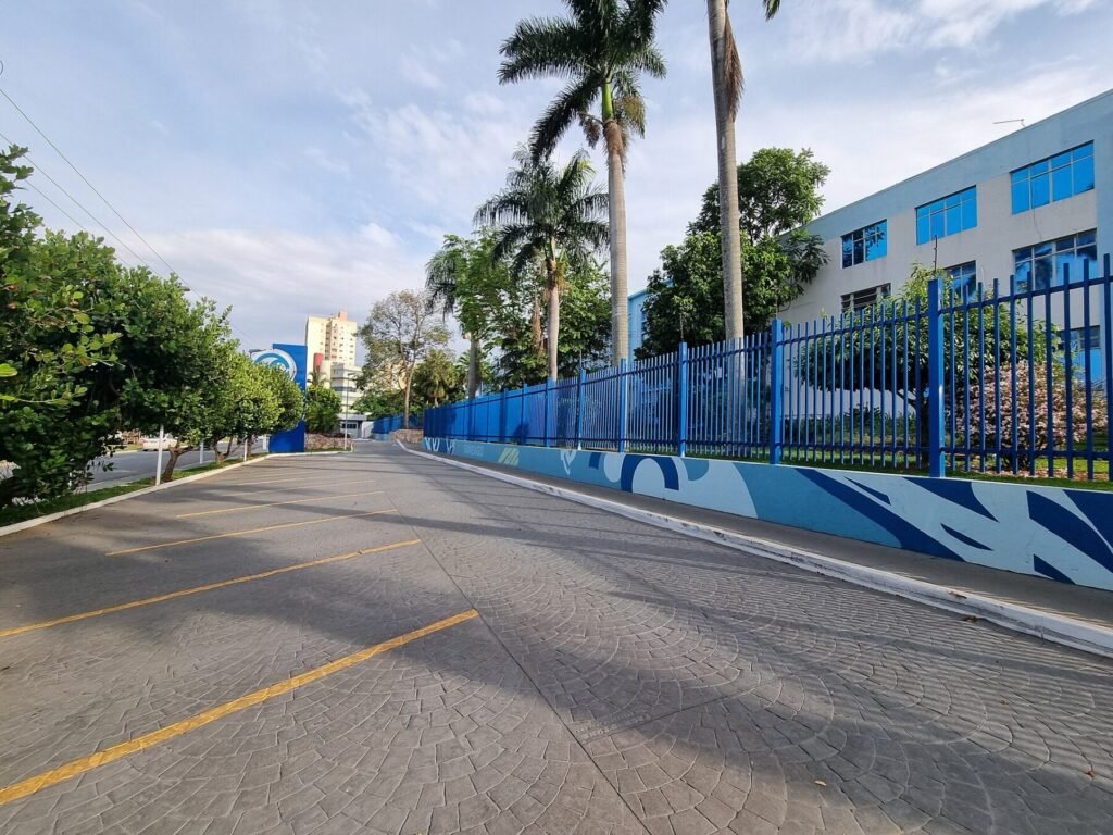 Outra vista da fachada do edifício sede da Saneago, no Jardim Goiás, em Goiânia