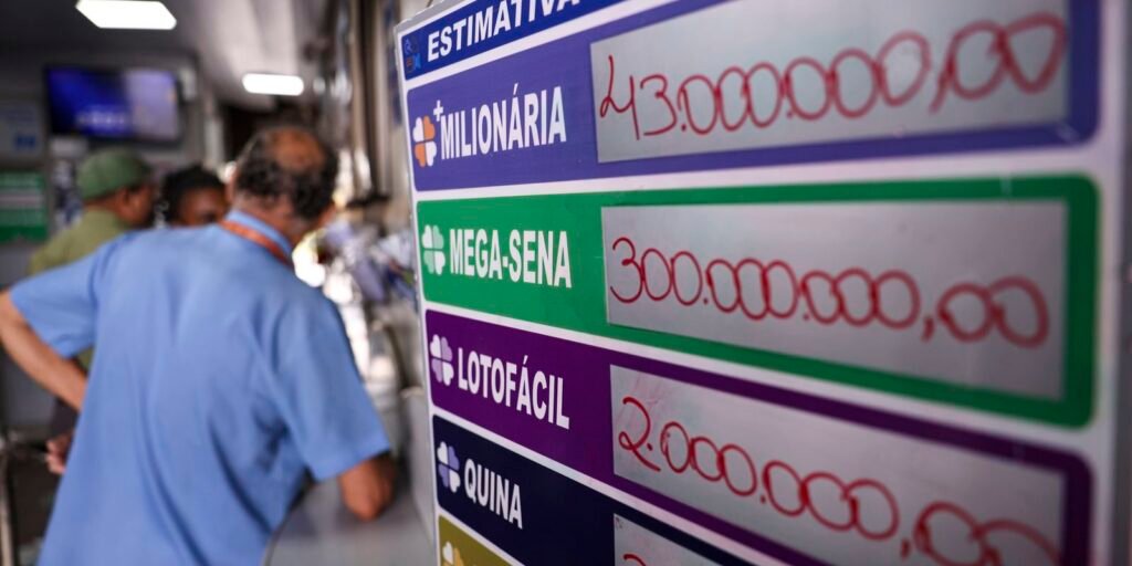 Painel de lotérica com valores estimados dos prêmios
