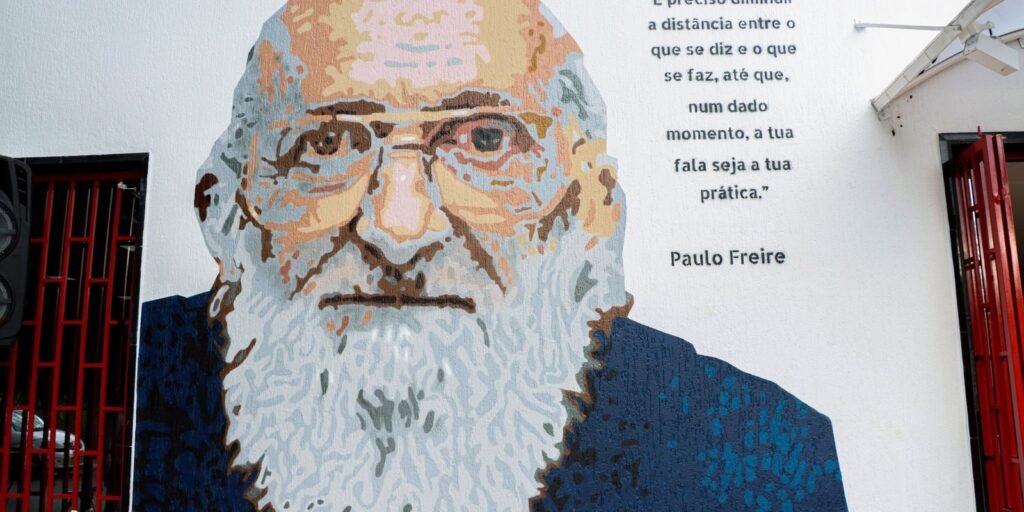 Painel em homenagem a Paulo Freire nos muros da CUT-DF, em Brasília, após reinauguração