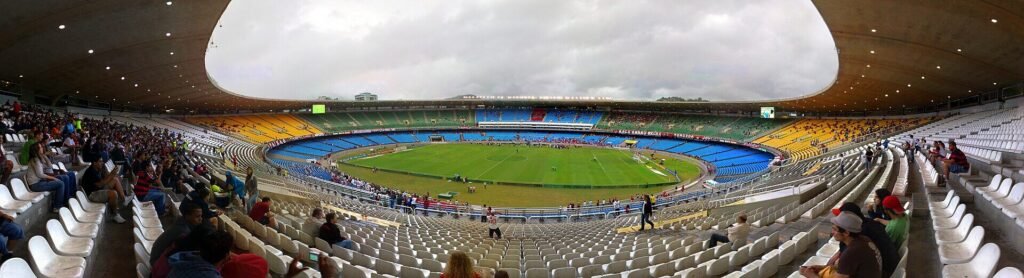 Panorama das arquibancadas e do gramado do Maracanã