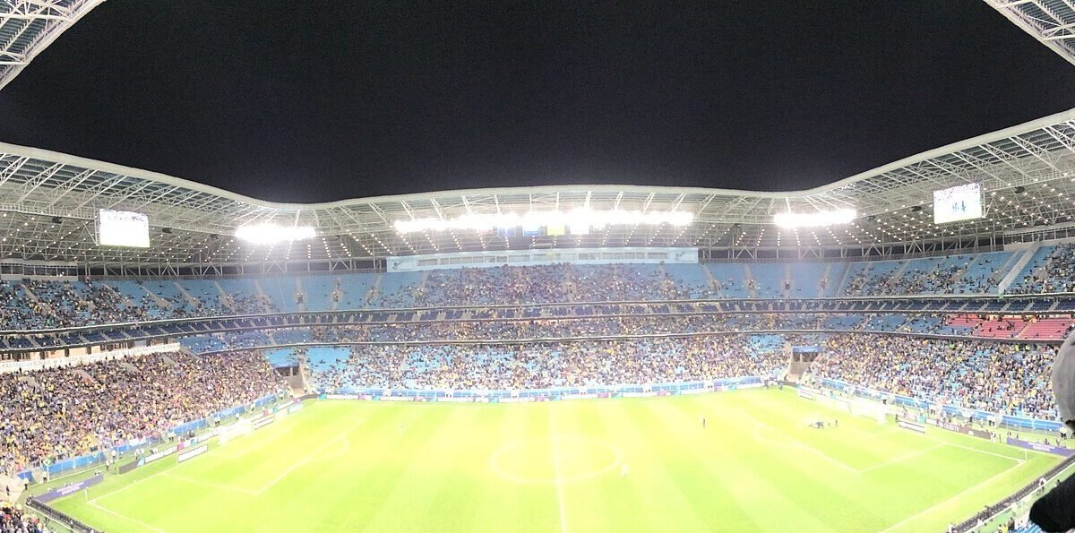 Grêmio vence o Athletico-PR por 2 a 0, sai do Z-4 e empurra o Inter para a zona