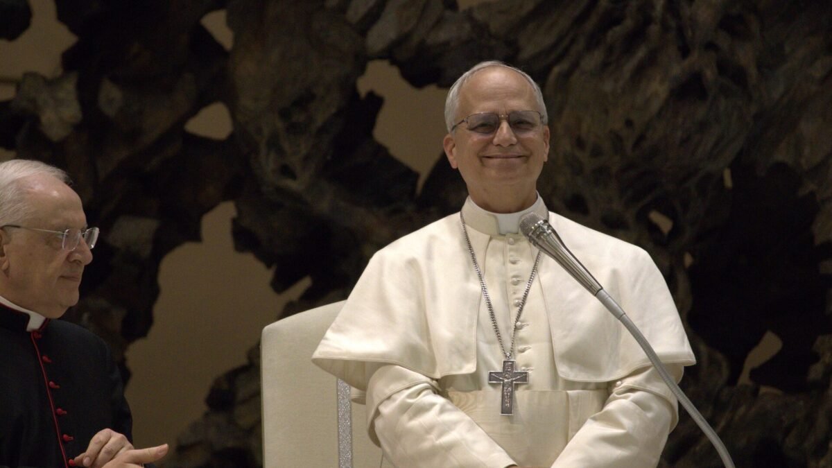 Papa Leão XIV recebe alta do hospital Gemelli após cirurgia de câncer no pulmão
