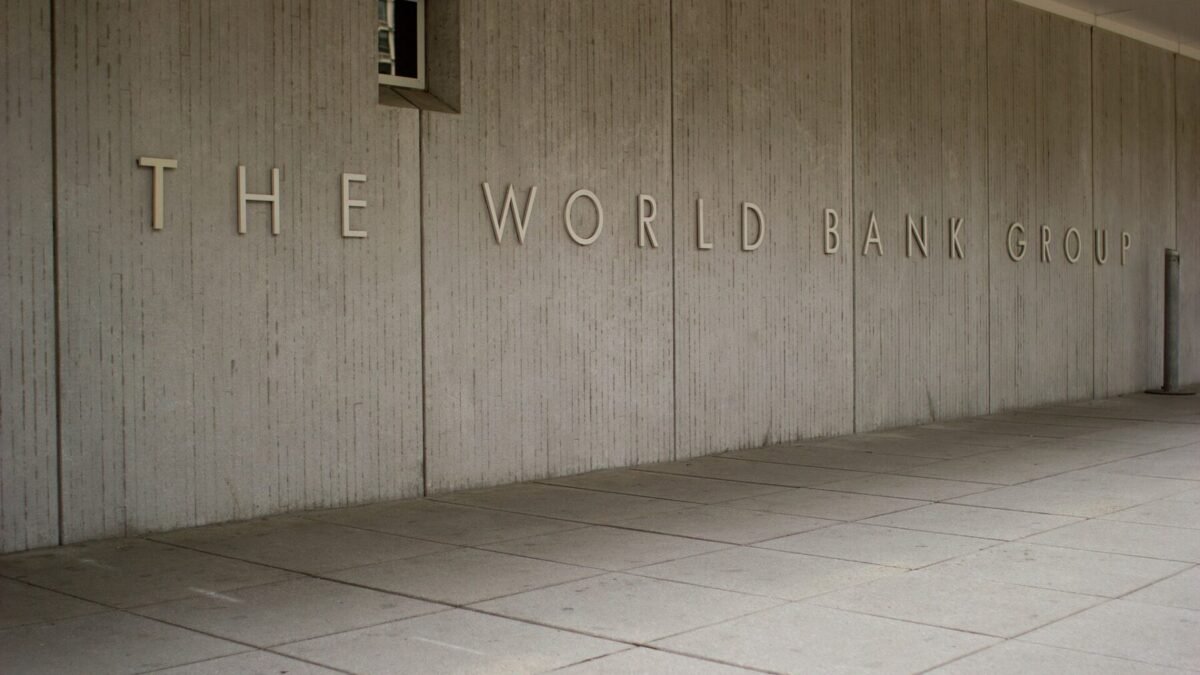 Banco Mundial eleva projeção de crescimento do Brasil em 2026 para 2,1%