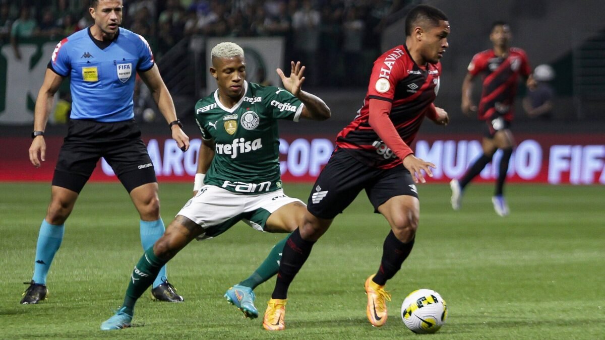 Kevin Viveros tem contrato até 2028 e Athletico-PR discute futuro com empresários