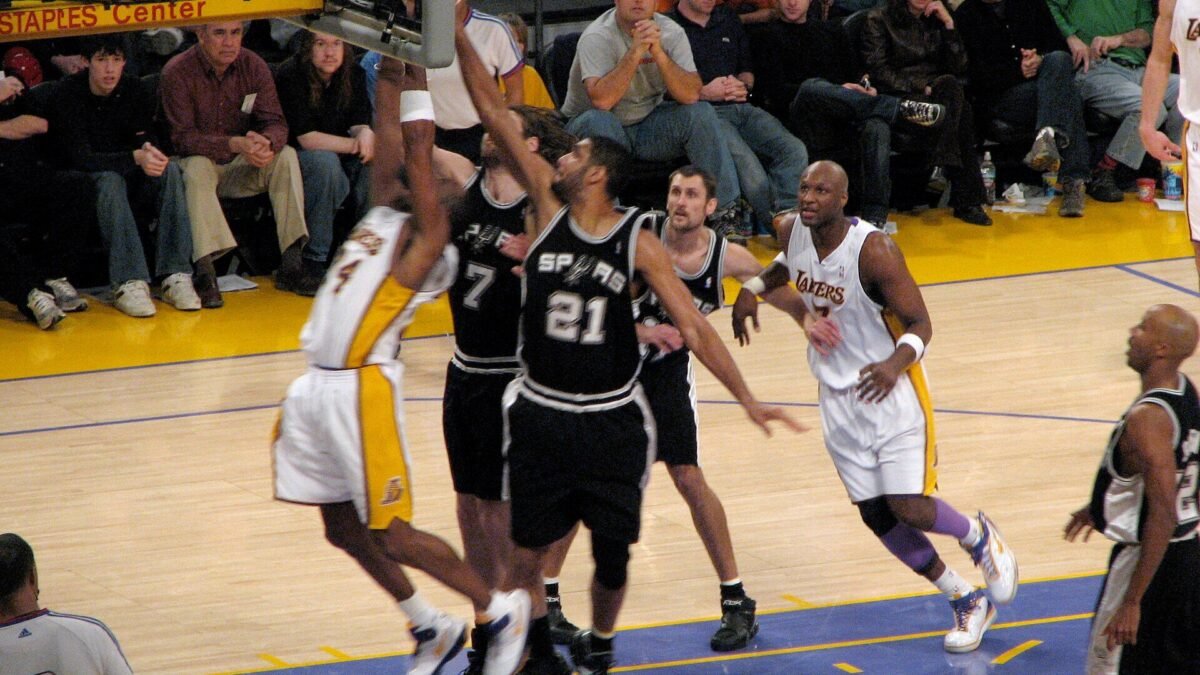 Lakers e Trail Blazers, ambos invictos, se enfrentam nesta terça; Henderson é dúvida