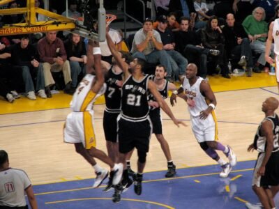 Lakers e Trail Blazers, ambos invictos, se enfrentam nesta terça; Henderson é dúvida
