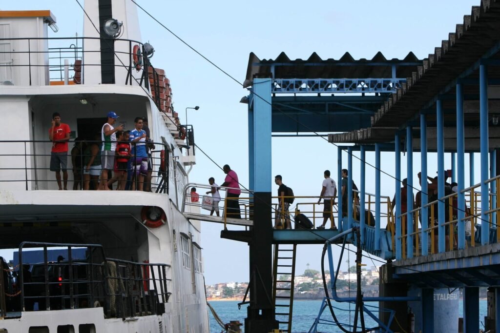 Passageiros a pé na passarela de embarque do ferry-boat em Salvador
