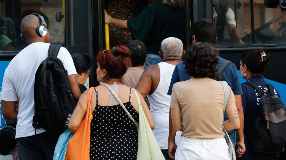 Rio inaugura central que vigia ônibus em tempo real, do GPS ao ar-condicionado