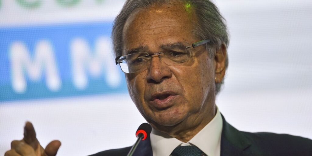 Paulo Guedes discursa em palestra