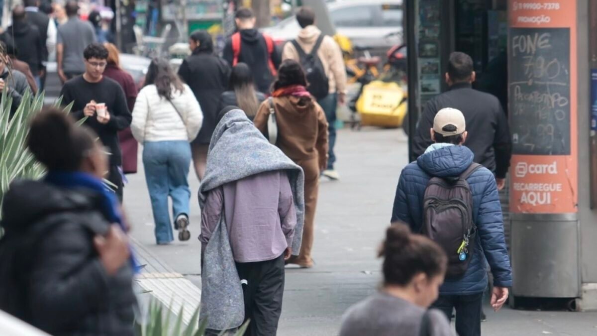 Explosão de bueiro deixa 3 feridos na Avenida Paulista