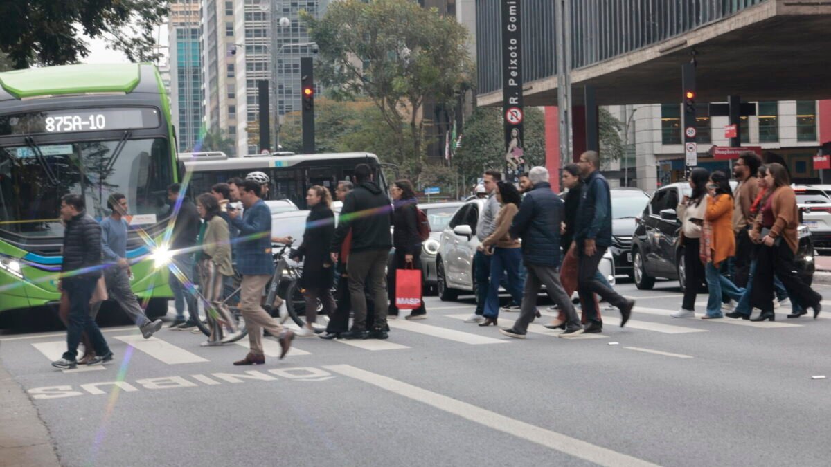 Bueiro explode na Avenida Paulista e deixa três feridos em São Paulo