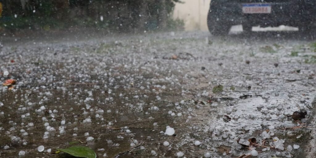 Granizo cai na Vila Leopoldina, Zona Oeste de São Paulo, no final da tarde
