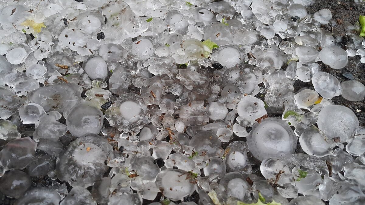 Granizo cai em bairros de Curitiba nesta sexta-feira; Defesa Civil emite alerta alto