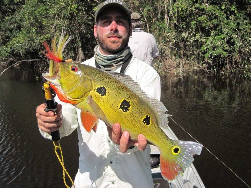 Pesca esportiva na Amazônia, em registro do banco de imagens Wikimedia Commons