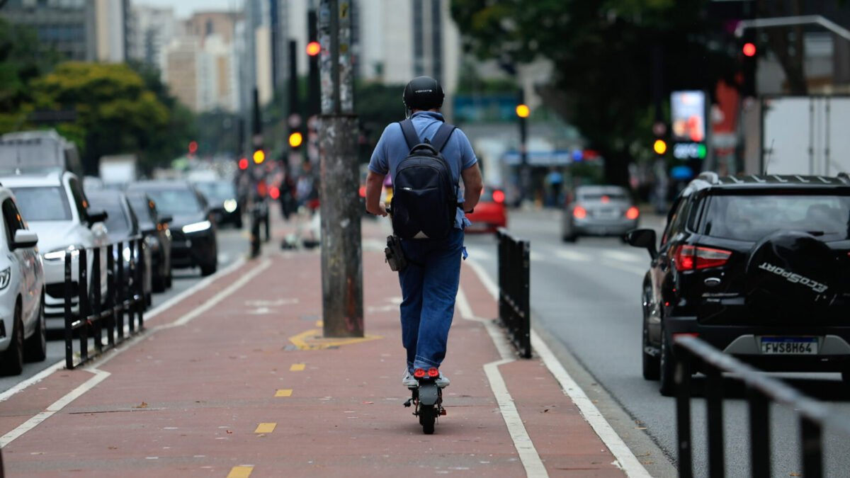 Patinete e bicicleta elétrica em SP: multa de R$ 130,16 e limite de 20 km/h na ciclovia