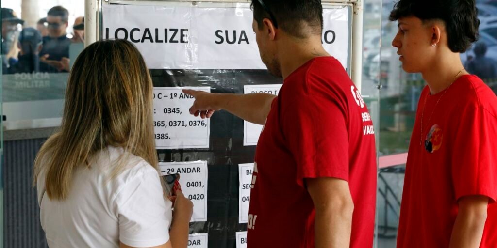 Pessoas chegam para votar em local de votação na Unieuro, em Brasília, no primeiro turno das eleições de 2026