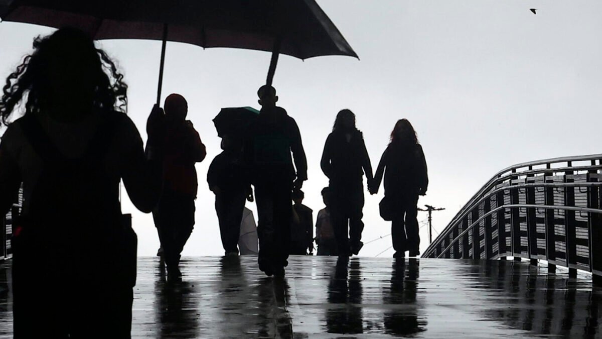 Chuva com raios e vento atinge São Paulo neste domingo (4), alerta Defesa Civil