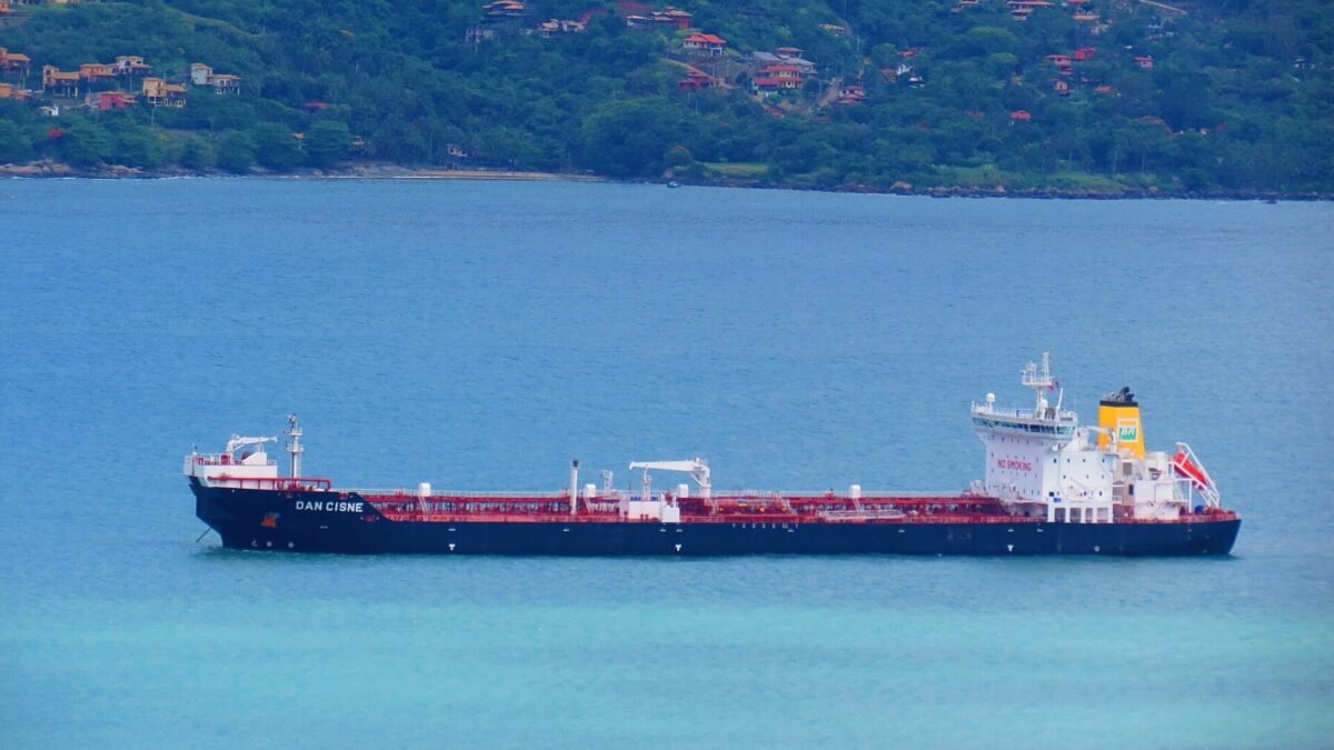 Irã diz que petroleiro explodiu ao atingir mina no Estreito de Ormuz