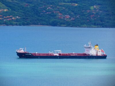 Irã diz que petroleiro explodiu ao atingir mina no Estreito de Ormuz